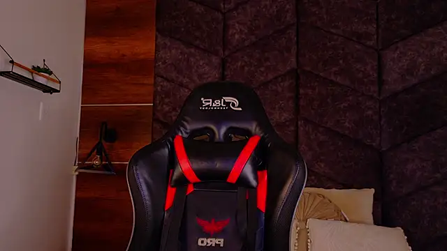 Snapshot of ParisFox_ chatting on February 20, 2026, 9:04 pm ParisFox online show from February 20, 2026, 9:04 pm