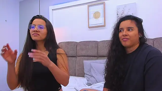 Snapshot of Dilan_y_Mia chatting on January 21, 2025, 6:34 pm Dilan y Mia online show from January 21, 2025, 6:34 pm
