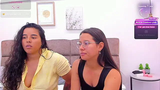 Snapshot of Dilan_y_Mia chatting on March 8, 2025, 4:17 pm Dilan y Mia online show from March 8, 2025, 4:17 pm