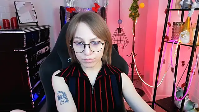 AphexQueen online show from December 19, 2024, 1:07 pm