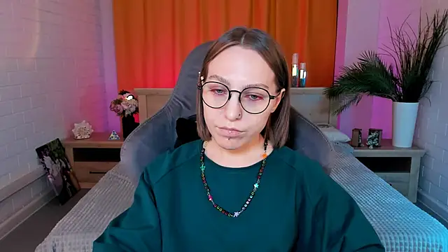 AphexQueen online show from February 6, 2025, 1:21 pm