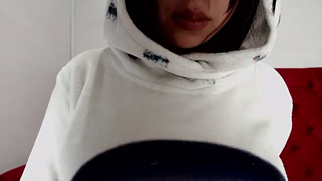 Snapshot of CarolineBrunx chatting on January 13, 2025, 6:27 am CarolineBrunx online show from January 13, 2025, 6:27 am