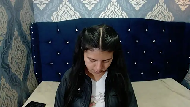 Snapshot of CarolineBrunx chatting on March 20, 2025, 3:23 am CarolineBrunx online show from March 20, 2025, 3:23 am