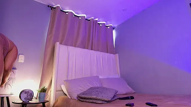 Shenoa1 online show from December 2, 2025, 3:18 pm