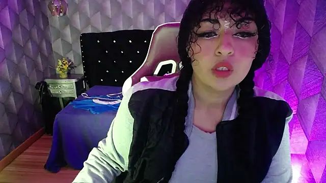 Sofiacowperx online show from February 21, 2025, 1:11 pm