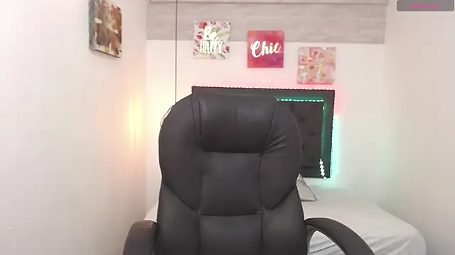 Snapshot of Nahomi-Hill chatting on January 11, 2025, 9:04 pm Nahomi-Hill online show from January 11, 2025, 9:04 pm