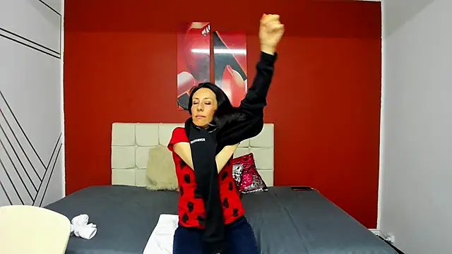 Snapshot of Abrillee1 chatting on February 7, 2025, 7:17 pm Abrillee1 online show from February 7, 2025, 7:17 pm