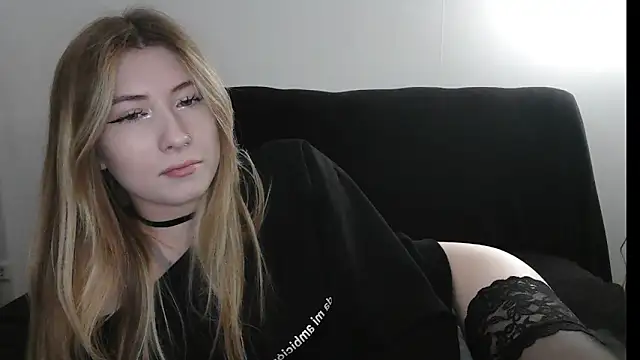 ErikaShyy online show from March 30, 2026, 12:06 pm