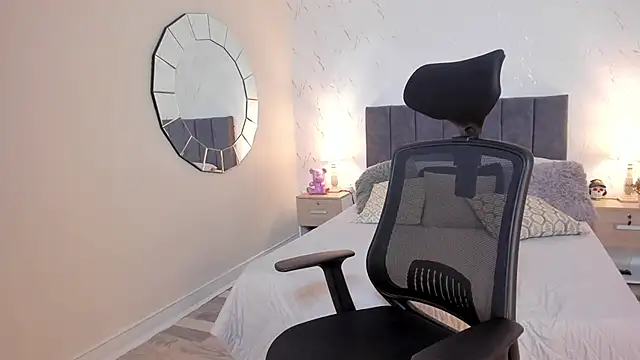 CyntiaAdams online show from September 13, 2025, 5:57 pm