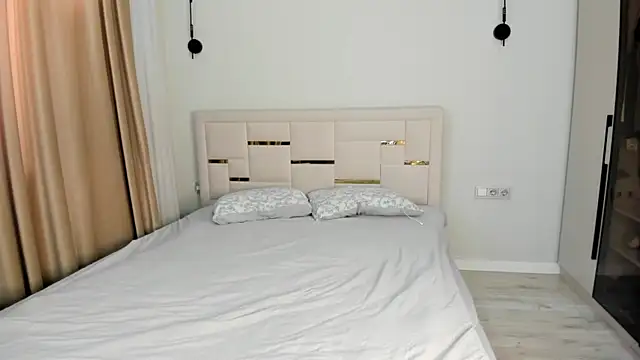 Lola Peach online show from March 30, 2026, 5:08 am