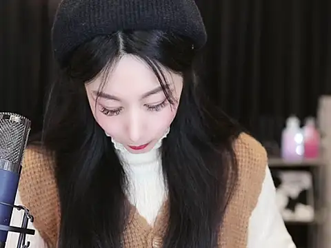 Nuyoah-77 online show from February 5, 2025, 5:53 pm