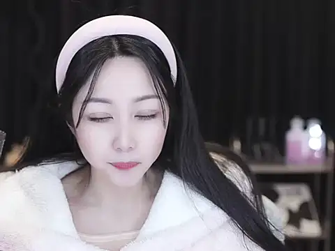 Nuyoah-77 online show from February 25, 2026, 12:15 pm