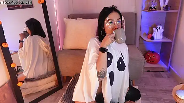 ValeriaCox online show from October 29, 2025, 1:35 pm