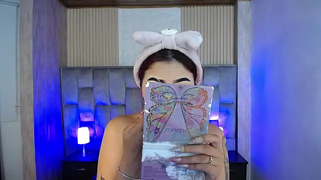 Snapshot of Mia_Rinn chatting on October 14, 2025, 3:02 pm Mia Rinn online show from October 14, 2025, 3:02 pm