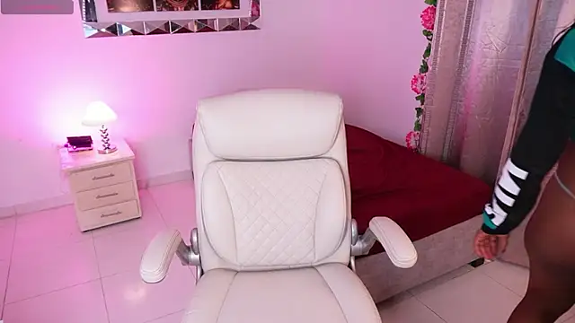 Alondrasparrow2 online show from February 11, 2025, 8:10 pm