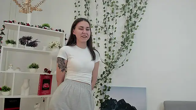 MaidaDwinell online show from May 15, 2026, 4:41 am
