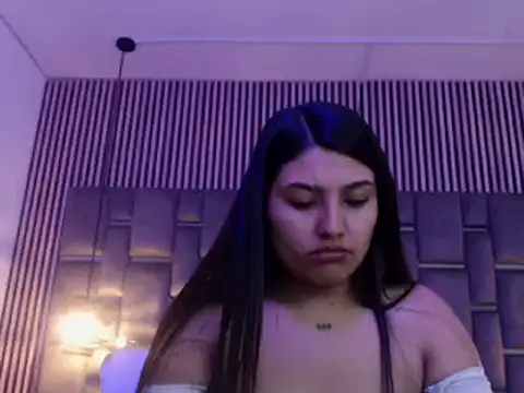 SarahStones online show from July 6, 2026, 9:06 pm