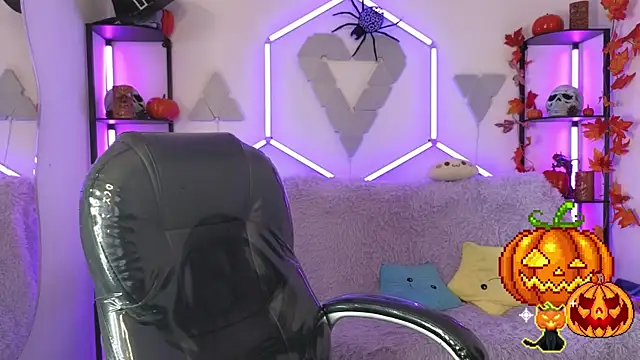 littlevixen18 online show from October 30, 2025, 6:52 pm