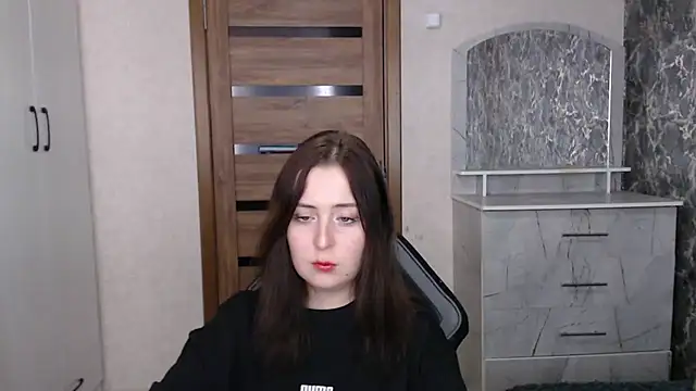 Kristy-Max online show from November 21, 2025, 7:34 pm