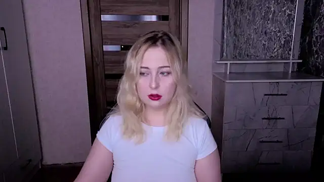 Snapshot of Kristy-Max chatting on June 16, 2026, 7:05 pm Kristy-Max online show from June 16, 2026, 7:05 pm