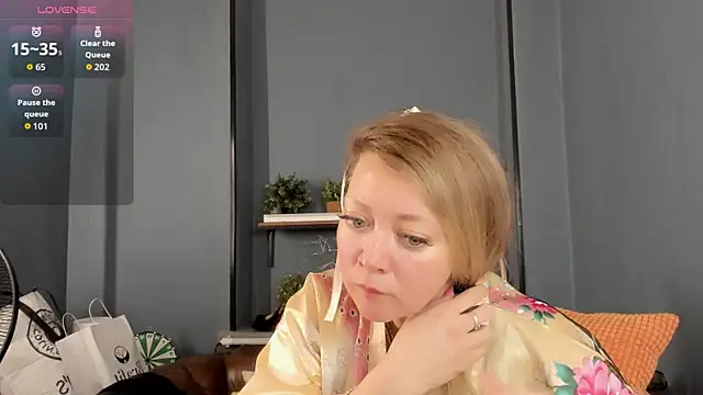 JesiaFoxi online show from December 4, 2025, 1:31 pm