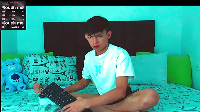 Tonny twink  online show from February 16, 2025, 4:21 pm