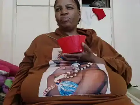 Snapshot of tinagiant chatting on January 18, 2025, 12:26 pm tinagiant online show from January 18, 2025, 12:26 pm