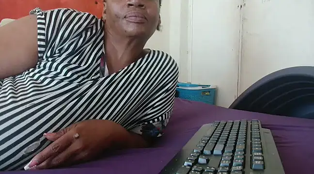 Snapshot of tinagiant chatting on February 21, 2025, 6:29 am tinagiant online show from February 21, 2025, 6:29 am