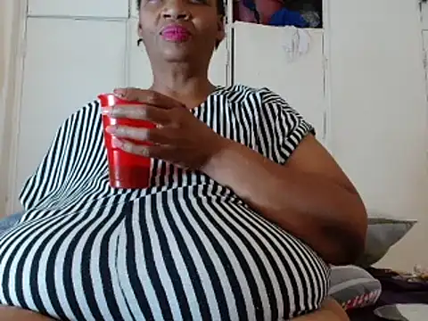 Snapshot of tinagiant chatting on March 1, 2025, 10:55 am tinagiant online show from March 1, 2025, 10:55 am