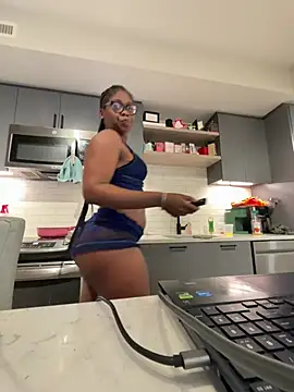 Naomiruty online show from May 25, 2026, 4:29 am