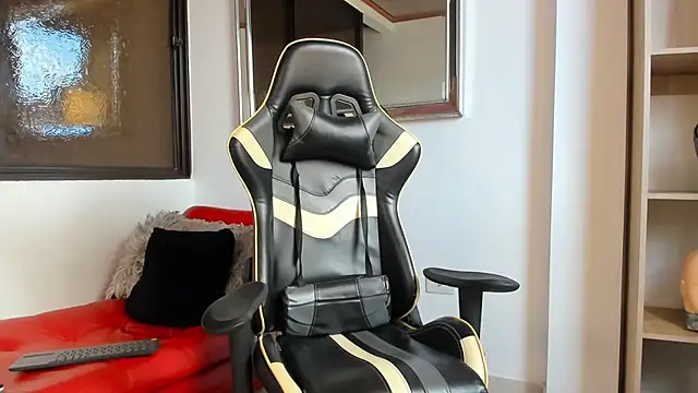 julian wallace online show from April 21, 2026, 7:39 pm