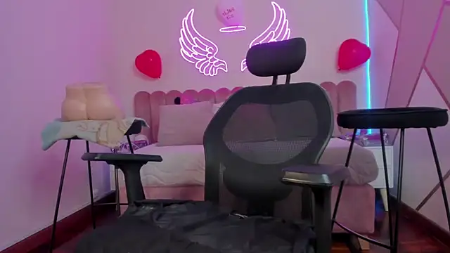  scarletmoore online show from February 9, 2025, 10:42 am