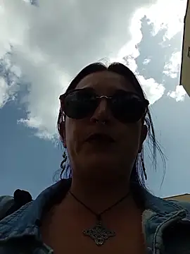 sophie banger online show from December 14, 2025, 6:01 pm