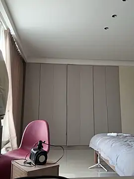 Krismil3 online show from April 10, 2026, 12:16 am