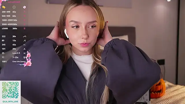 HollisBeckett online show from October 17, 2025, 3:10 am