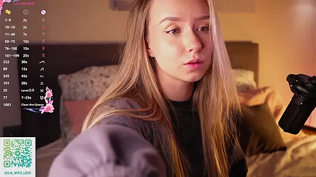 HollisBeckett online show from December 2, 2025, 3:23 am