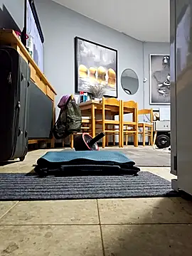 dickinyouto online show from September 10, 2025, 7:25 pm