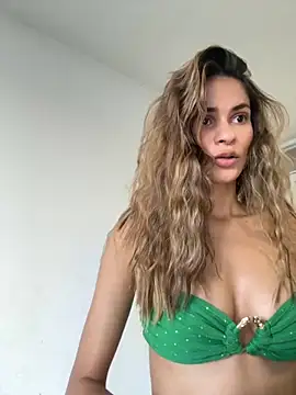 cuteluci  online show from September 10, 2025, 11:21 am