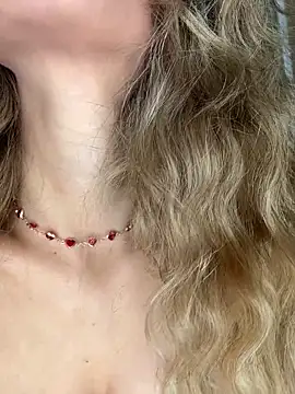 cuteluci  online show from April 9, 2026, 11:37 am