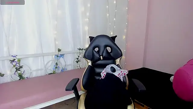 Abigail Wilson  online show from December 23, 2024, 8:03 pm