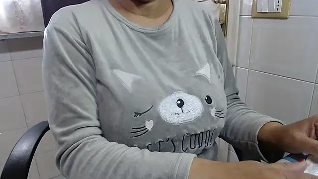 Snapshot of Foxlady2271 chatting on November 9, 2025, 9:29 am Foxlady2271 online show from November 9, 2025, 9:29 am