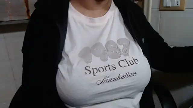 Snapshot of Foxlady2271 chatting on November 13, 2025, 12:48 pm Foxlady2271 online show from November 13, 2025, 12:48 pm