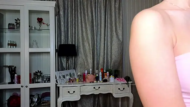 Snapshot of AnneFoxy chatting on December 21, 2025, 7:26 am AnneFoxy online show from December 21, 2025, 7:26 am