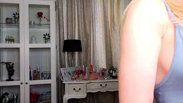 Snapshot of AnneFoxy chatting on February 4, 2026, 7:14 am AnneFoxy online show from February 4, 2026, 7:14 am