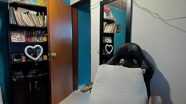 peanut tangerine online show from November 9, 2025, 7:01 pm