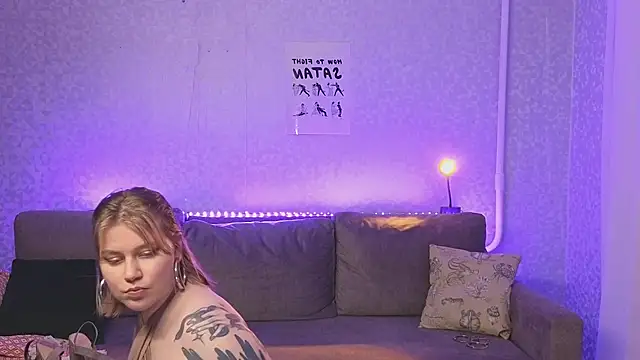 Snapshot of Kira_Citro chatting on January 11, 2025, 12:01 am Kira Citro online show from January 11, 2025, 12:01 am