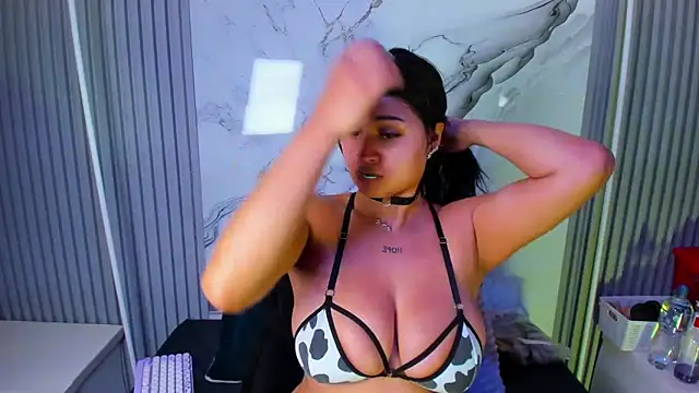 venusowen  online show from May 19, 2026, 2:01 pm