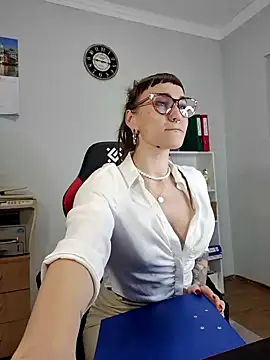 Snapshot of FoxRineHelen chatting on February 10, 2025, 2:16 pm FoxRineHelen online show from February 10, 2025, 2:16 pm