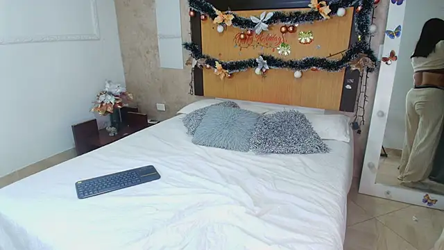 mialopez52 online show from December 13, 2025, 10:59 pm