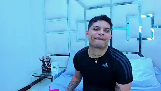 Snapshot of MelissaAndZeuss chatting on March 22, 2025, 3:52 am MelissaAndZeuss online show from March 22, 2025, 3:52 am